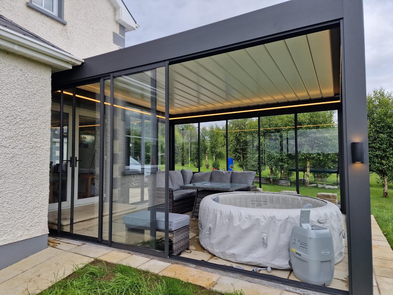 Bioclimatic pergola with sliding glass