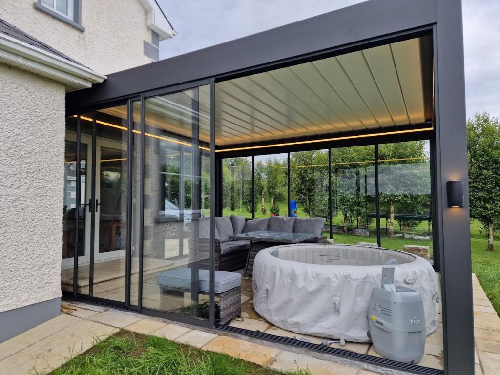 Bioclimatic pergola with sliding glass