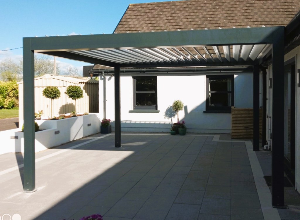 Bioclimatic louvred pergola over a modern patio