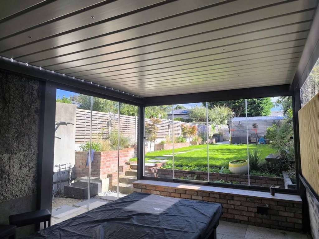 Bioclimatic pergola with louvres open to the sky