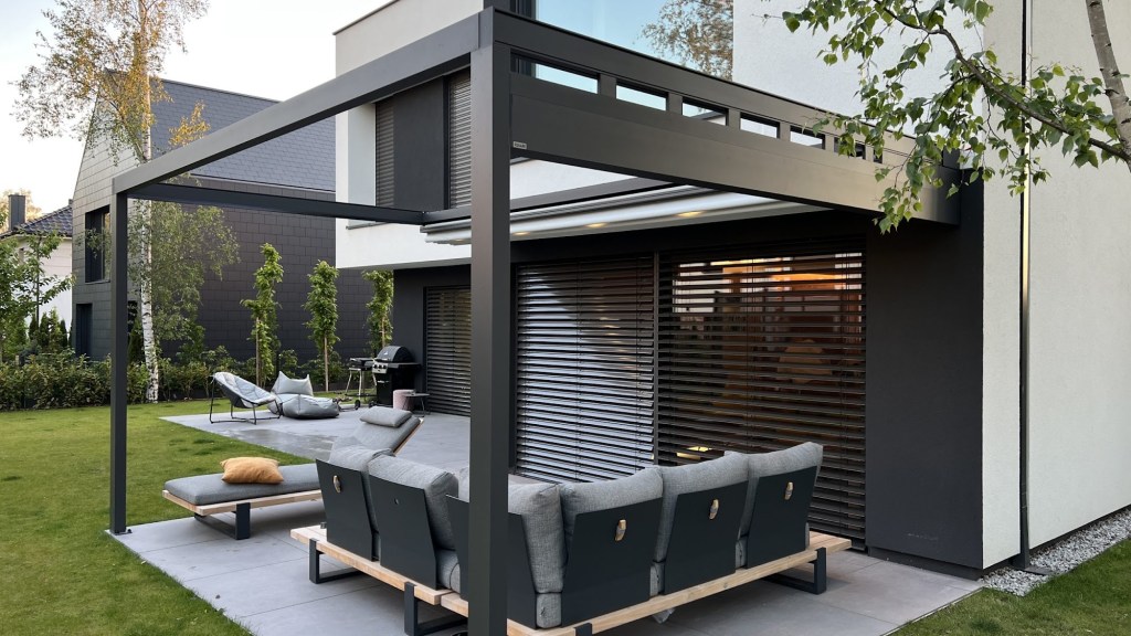 Retractable pergola above a modern garden lounge